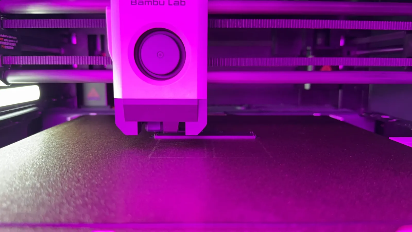 3D-Drucker druckt das Gehäuse